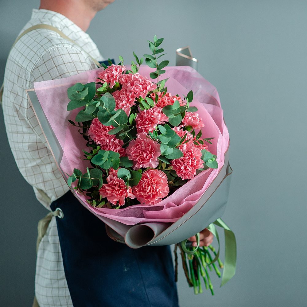 Стильный букет розовых диантусов с эвкалиптом