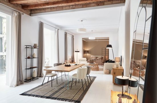 Стул Ciselia из светло-серой ткани букле и черными металлическими ножками Испания La Forma