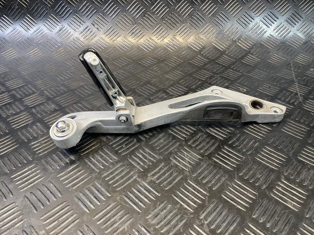 Подножка пассажирская правая Yamaha TDM850 RN03J (с кронштейном) 054007