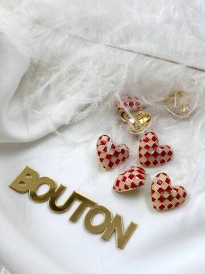 Пуговицы в форме сердца с шахматным принтом бежево-красные скидка