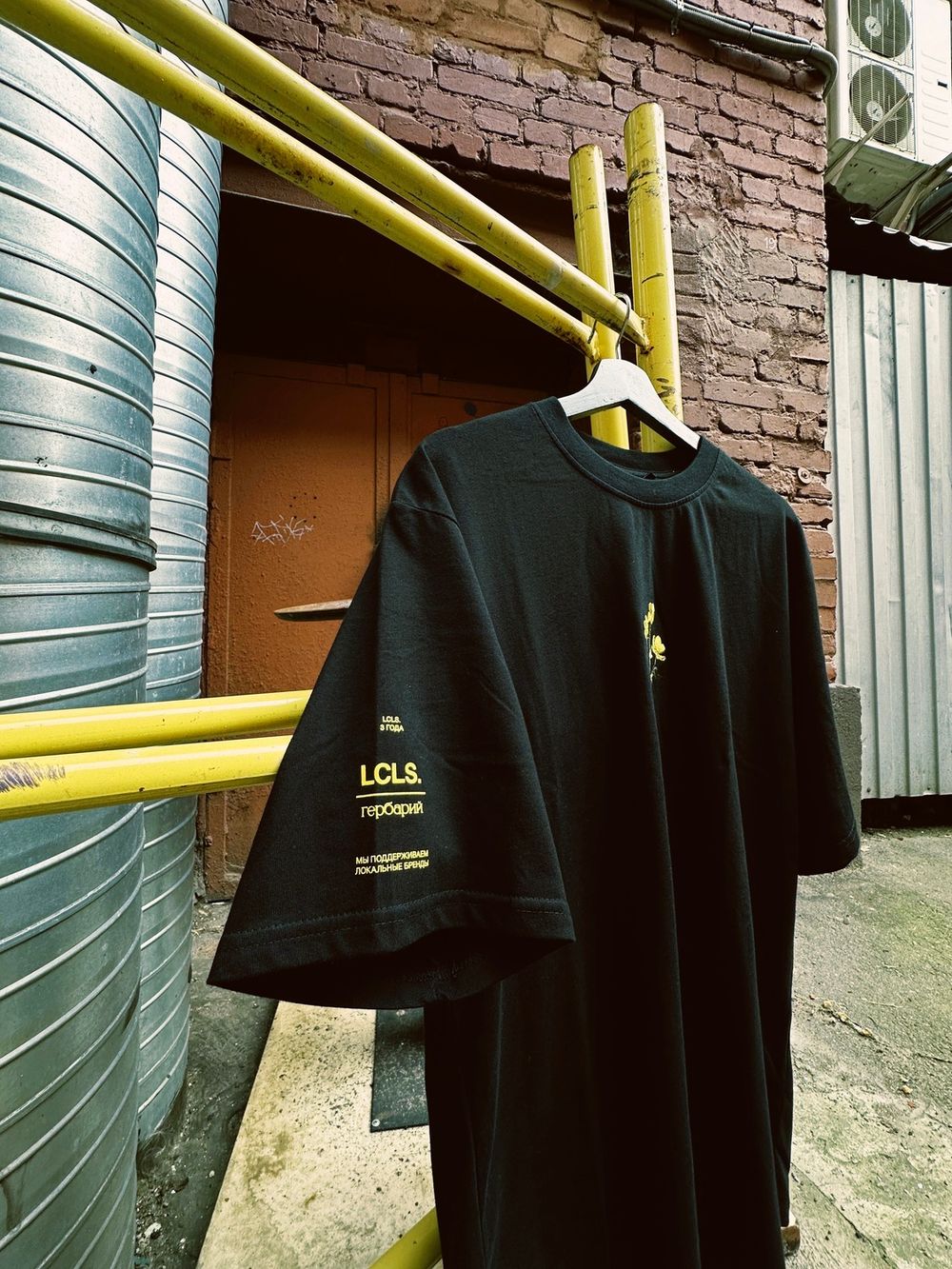 Футболка LCLS. x Гербарий Лютик черная