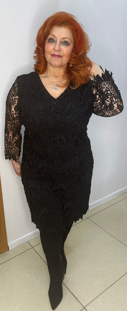 Черное платье с ажурными рукавами