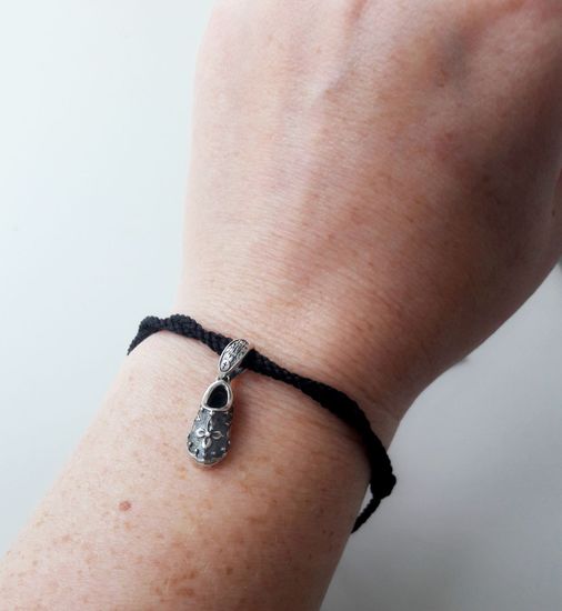 Черный браслет с тапочком Спиридона и бусиной_2