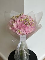 Авторский букет из гортензии и ромашки