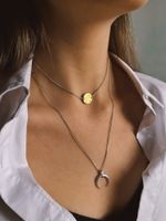 Колье-чокер с позолоченным битым медальоном на тонкой цепочке