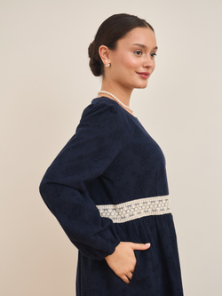 Платье с кружевными вставками