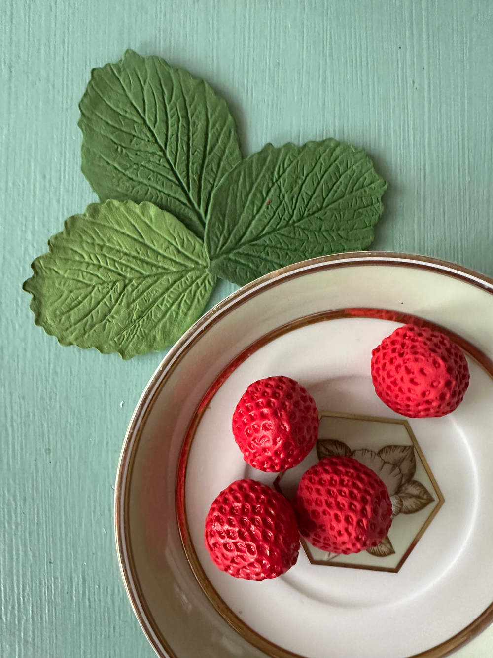 Молды силиконовые для лепки Клубники и земляники: листик с контуром и ягодки 4 шт / фактурная форма для листьев из полимерной глины, холодного фарфора, воска и фоамирана