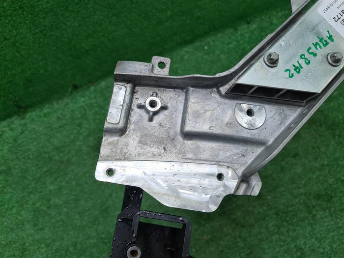 Кронштейн передней панели Mercedes E W213 (16-23)