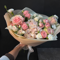 Букет из гортензии, кустовых роз и диантусов