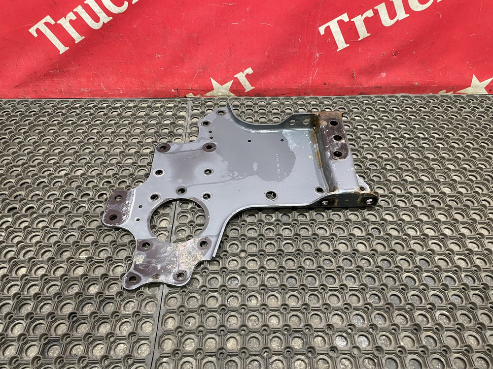 Кронштейн усилителя бампера правый 2018г.