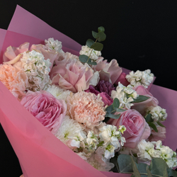 Букет из роз, хризантем и маттиолы