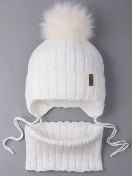 Шапка зимняя для мальчика на завязках и снуд