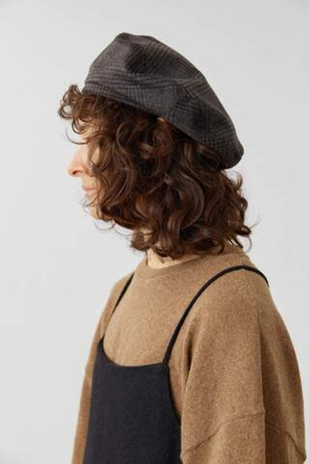 Берет в клетку