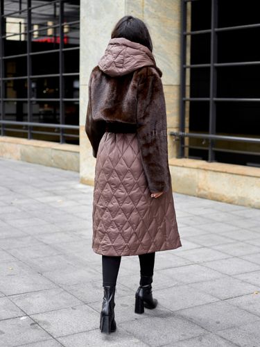 Шоколадный комбинированный пуховик с капюшоном и поясом