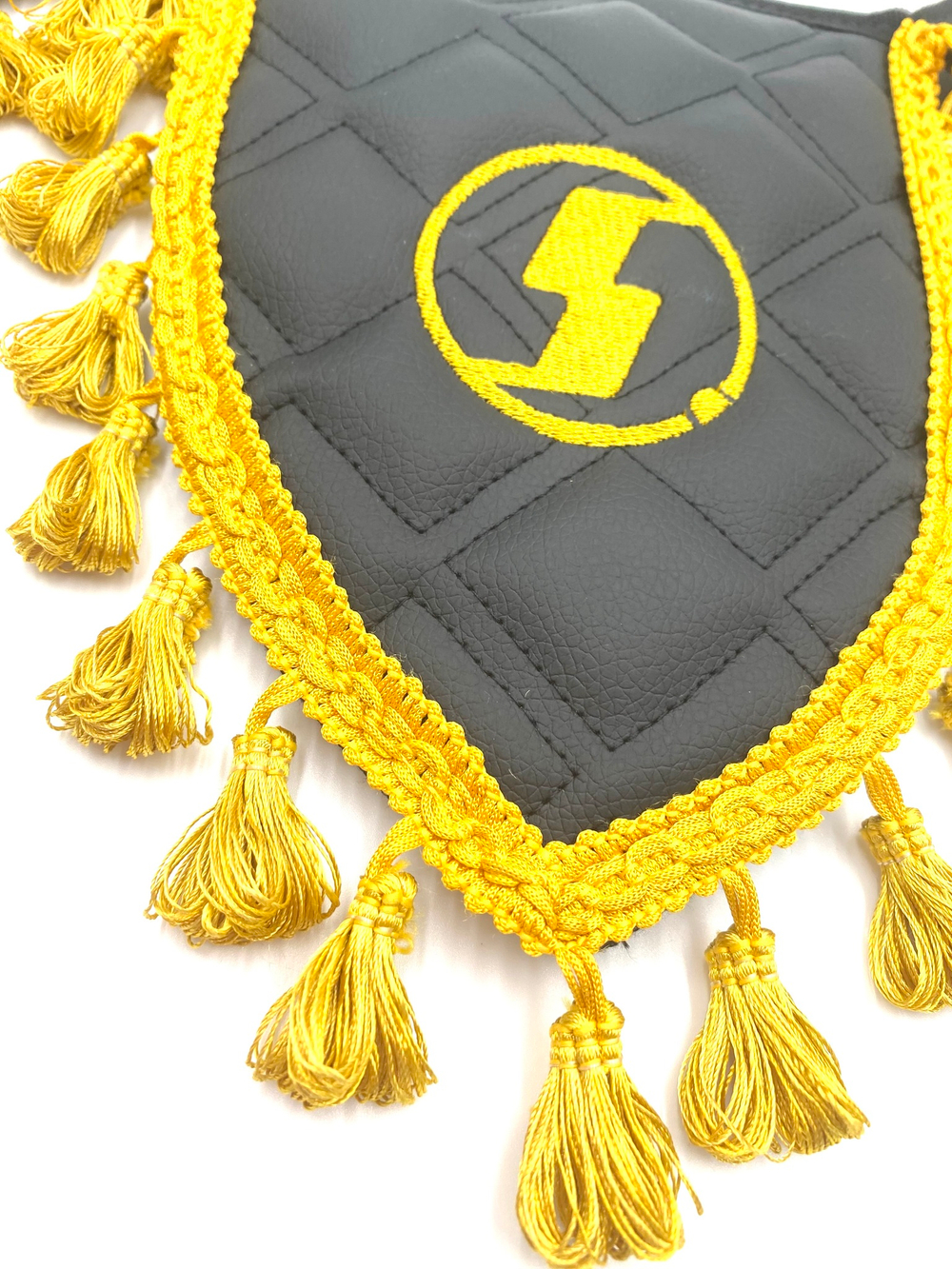 Вымпел тройной Shacman (экокожа, черный с желтой вышивкой)