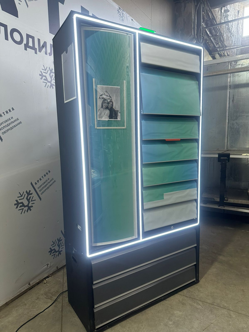 Сигаретный шкаф трехсекционный