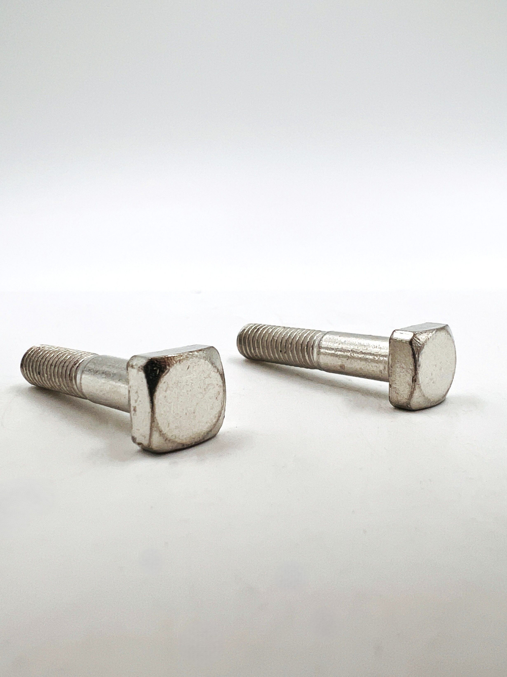 Болт клеммы аккумулятора для автомобилей марки ВАЗ М6х30 комплект 2 шт