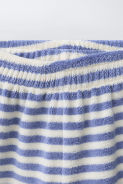 ZARA КОМПЛЕКТ ИЗ ФУТБОЛКИ И ШОРТОВ В ПОЛОСКУ С ЭФФЕКТОМ МАХРЫ, СИНИЙ