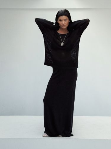 Черный вязаный костюм из лонгслива и юбки