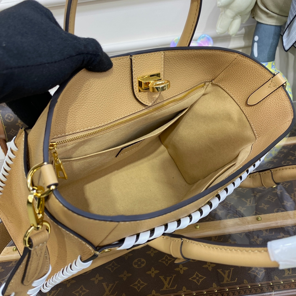 Louis Vuitton On My Side MM