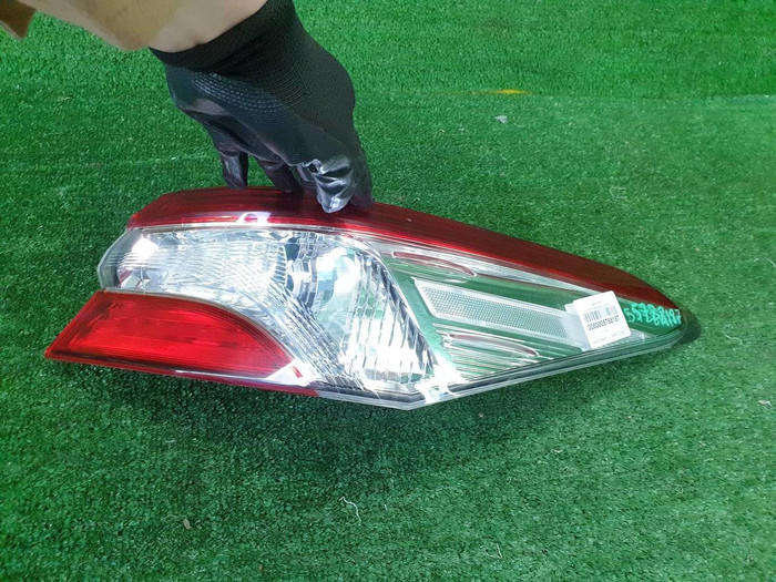 Фонарь правый внеш Toyota Camry xv70 17-нв галоген