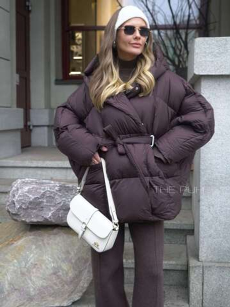 Пуховик летучая мышь с поясом в шоколадном цвете