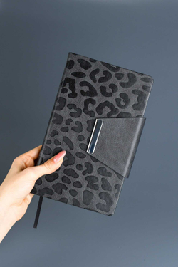 Ежедневник недатированный ESCALADA, А5, 160 л., арт. 70666/ 15 ВИНЧЕНЦО СЕРЫЙ (кожзам: 125x211 мм, твёрдый переплёт, материал обложки: искусственная кожа "Винченцо"; способ крепления блока: ниткошвейный; декор: блинтовое тиснение, металлический шильд