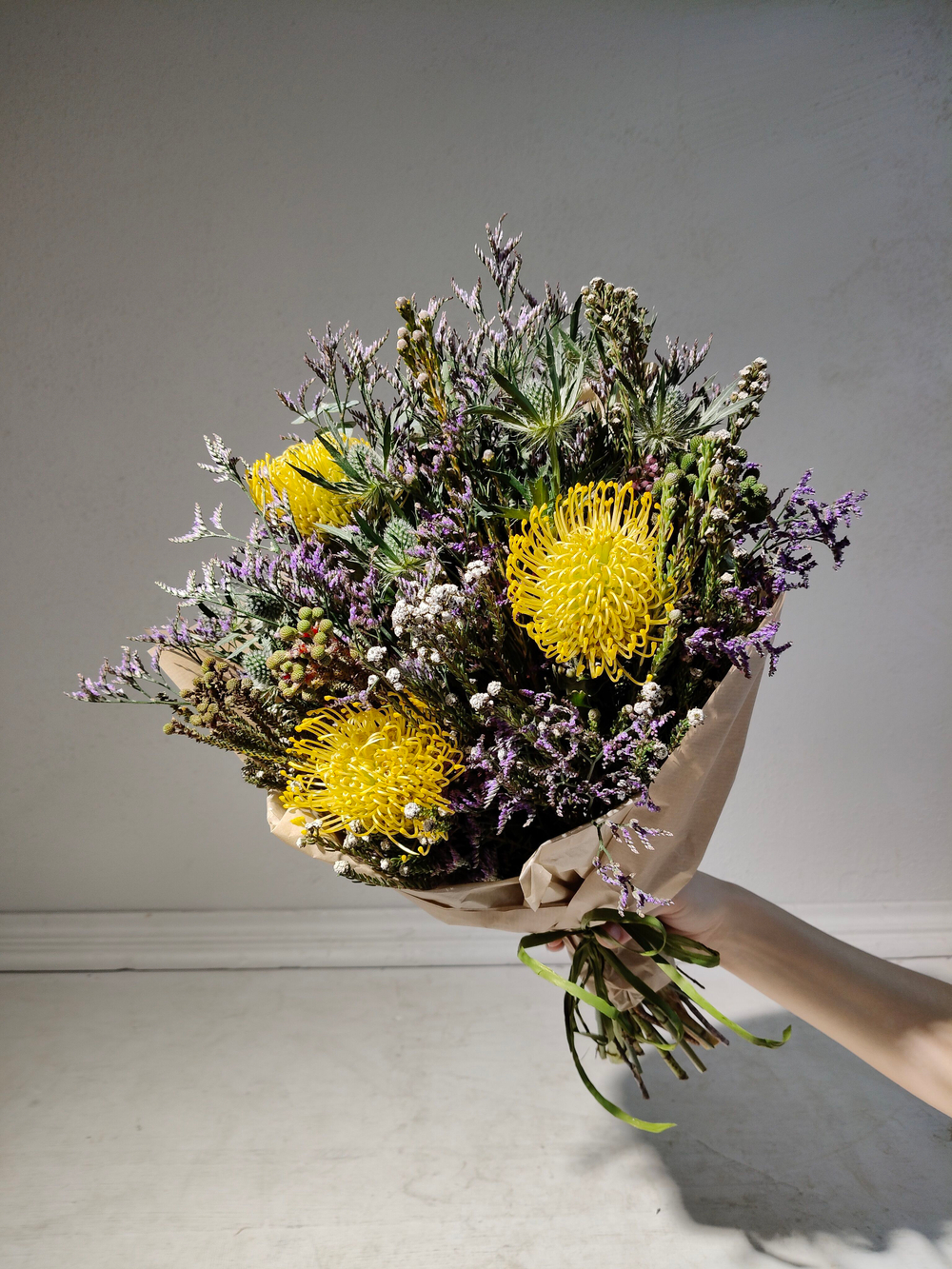 Летний солнечный букет с танацетумом и ароматными пионами Сара Бернард (С0034)