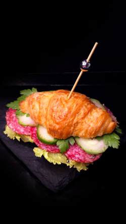 Сливочный круассан с копченой колбасой и овощами