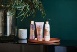 Sanctuary Spa Lily & Rose - освежающий гель для душа с увлажняющим эффектом /   250  ml  / GTIN 5031550000986