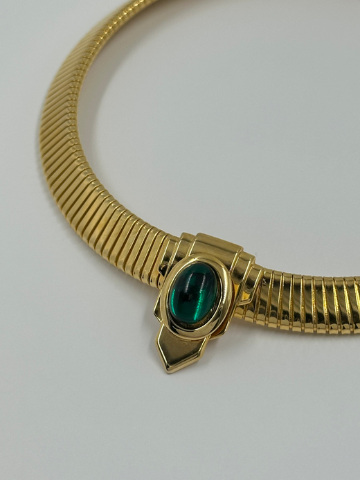 Колье с зелёным кабошоном