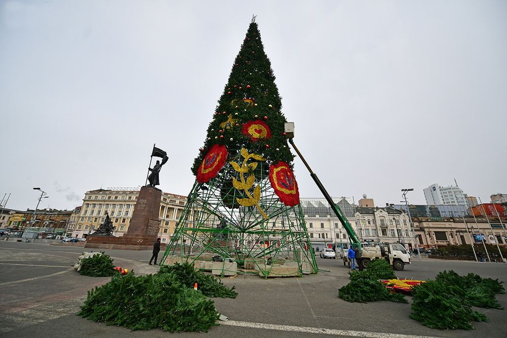 Светодинамическая елка каркасная - встроенная гирлянда: теплый свет - "Уральская" 11 м