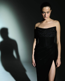 Черное вечернее платье с отделкой из кристаллов