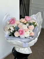 Букет из ранункулюсов, оксипеталума, хризантемы и диантусов