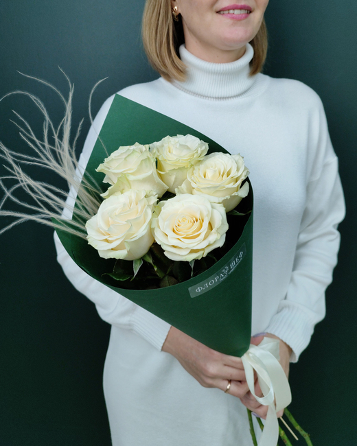 Монобукет из белых Эквадорских роз,5шт (00151)