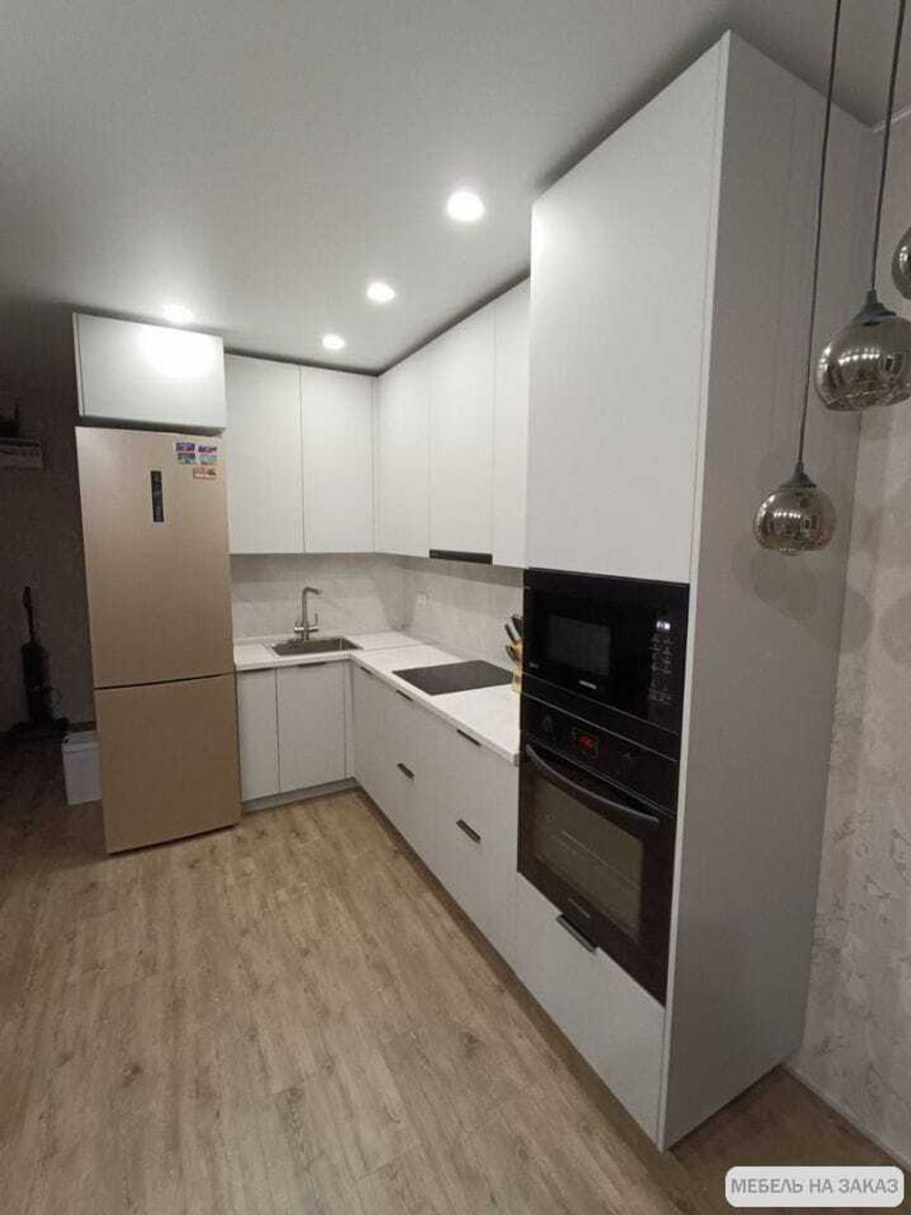 Угловая кухня в потолок