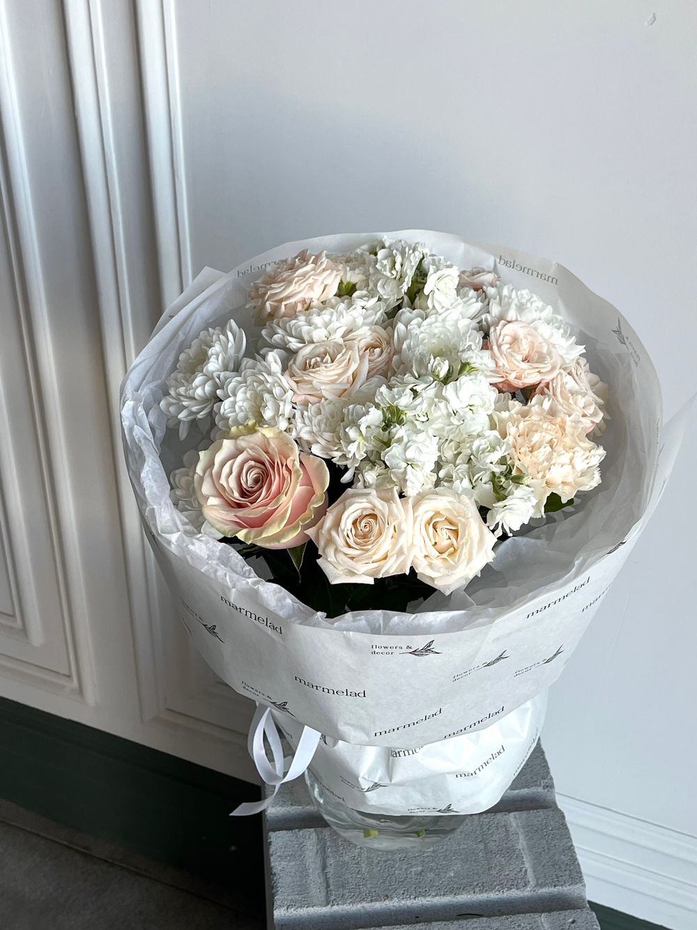 Сборный букет из хризантемы, маттиолы, кустовых пионовидных роз и диантусов крем мал