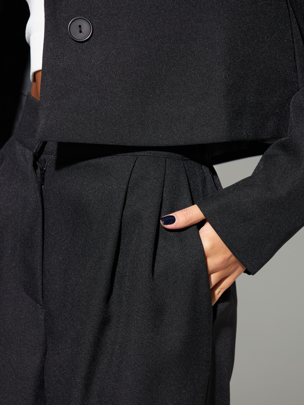 Костюм деловой брючный с укороченным пиджаком бежевого цвета