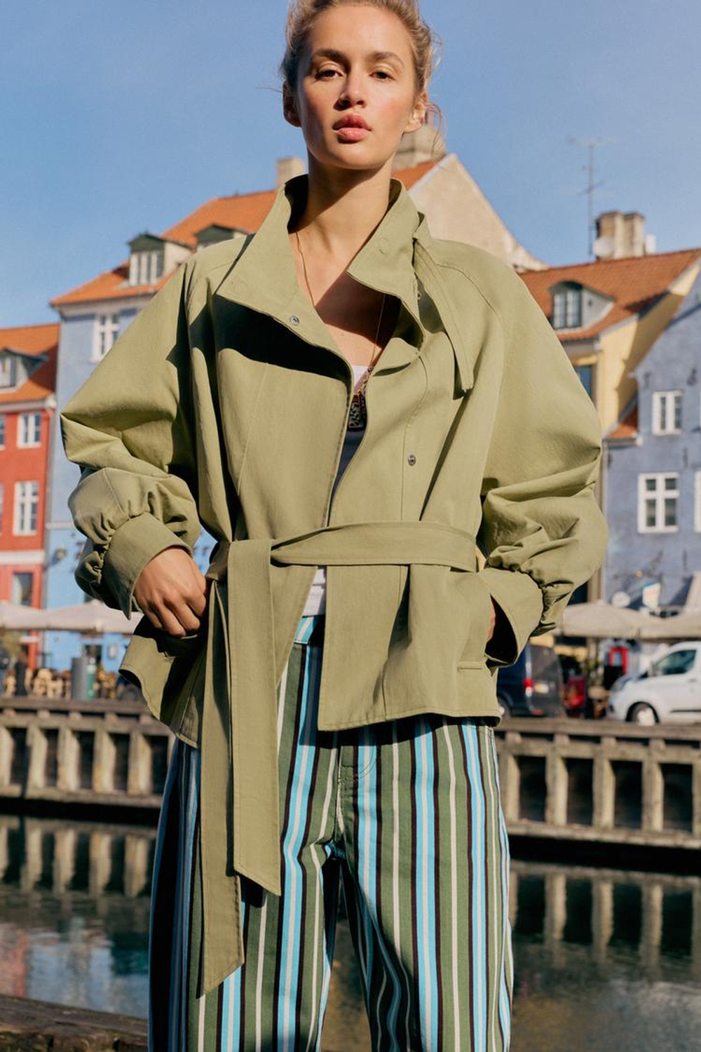 ZARA КУРТКА С ВОРОТНИКОМ-СТОЙКОЙ И РЕМНЕМ, СВЕТЛЫЙ ХАКИ