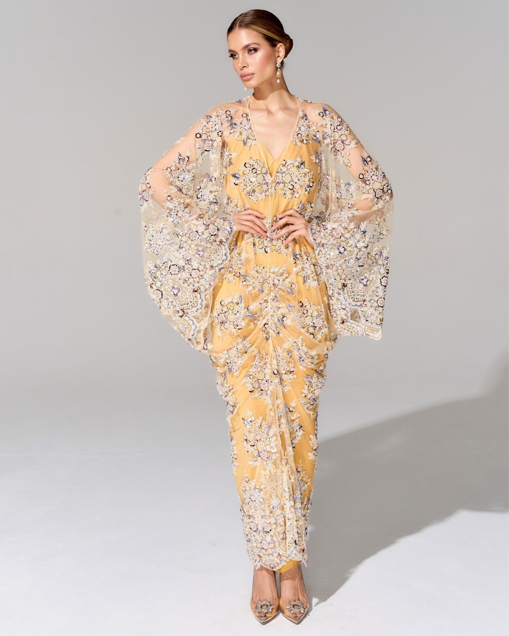 Платье с вышивкой ручной работы