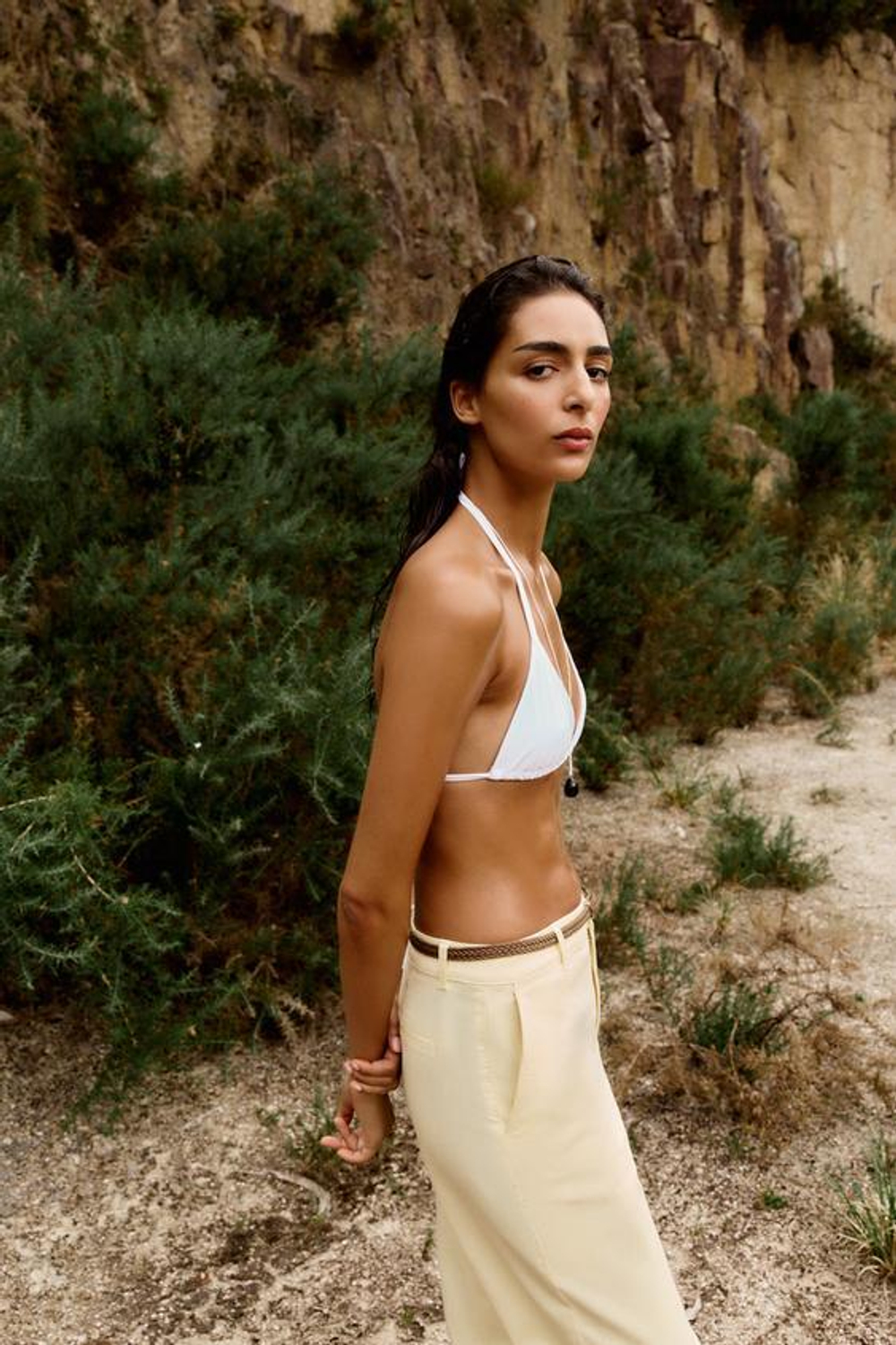 ZARA БРЮКИ ЧИНОС С ПЛЕТЕНЫМ РЕМНЕМ, ЖЕЛТЫЙ