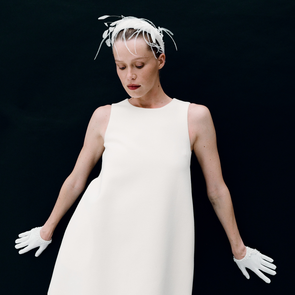 Объемный ободок с перьями, белый