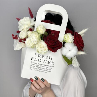 «Кармен» красные и белые розы в стильной сумке