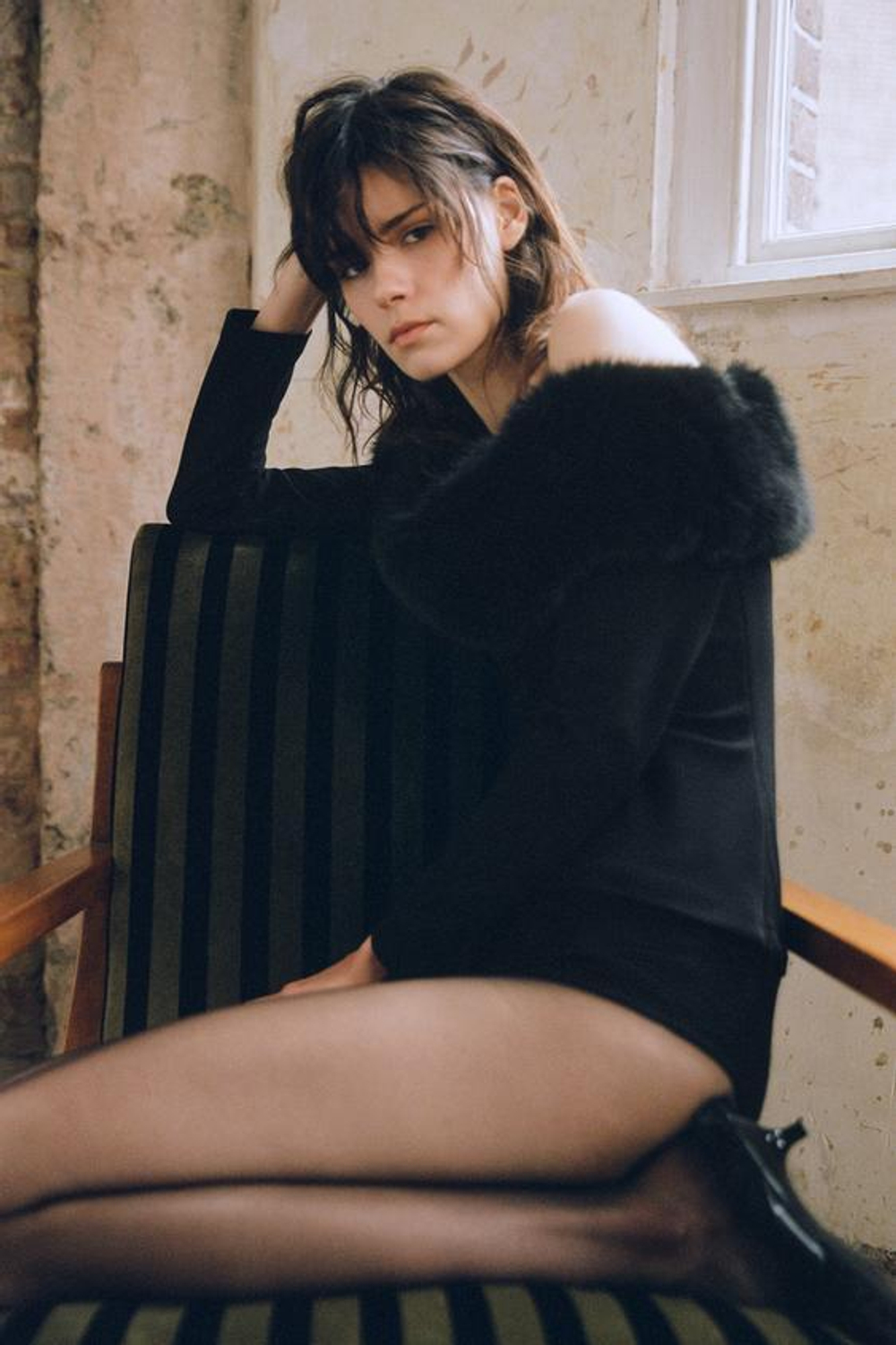 ZARA ТОП С ДЕТАЛЬЮ ИЗ ИСКУССТВЕННОГО МЕХА, ЧЕРНЫЙ