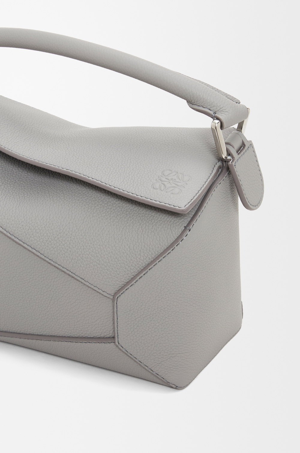 Loewe Маленькая сумка Puzzle Edge из мягкой зернистой телячьей кожи, жемчужно-серый