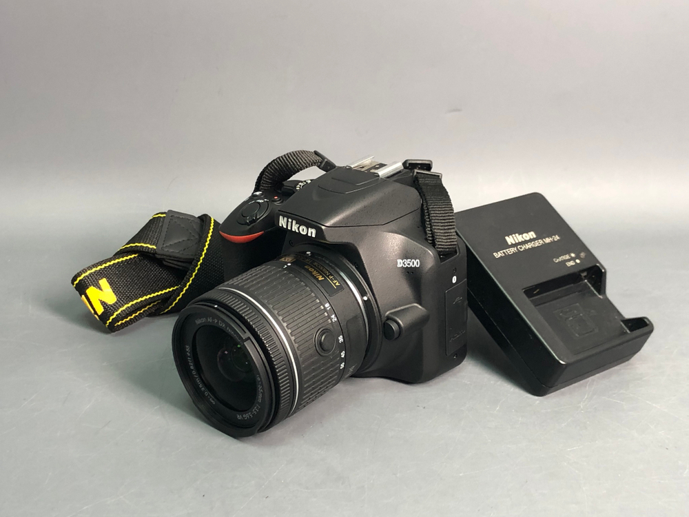 Nikon D3500 Kit AF-P DX 18-55mm VR 700 кадров