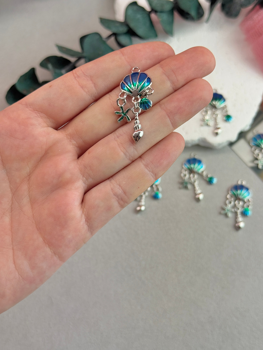 Подвеска "Ракушка" с подвесками, родий+смола, 33*15 мм