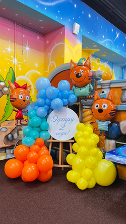 Фотозона на мольберте 3 кота