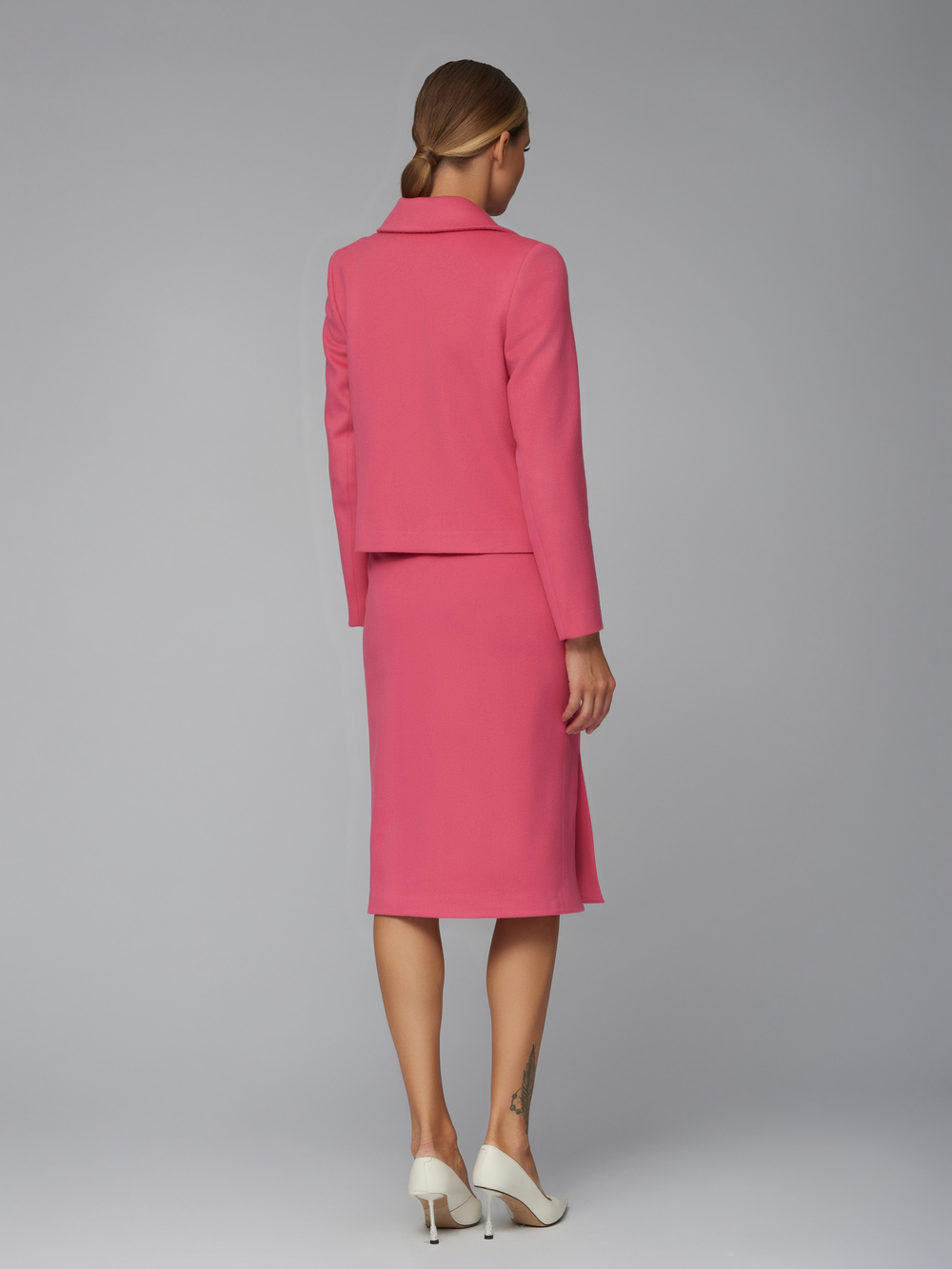 Женский розовый костюм с прямой юбкой