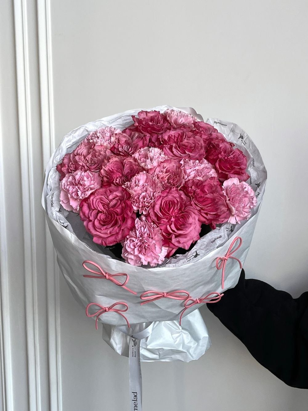 Сборный букет из роз Кантри и диантусов в лимитированной упаковке размер M